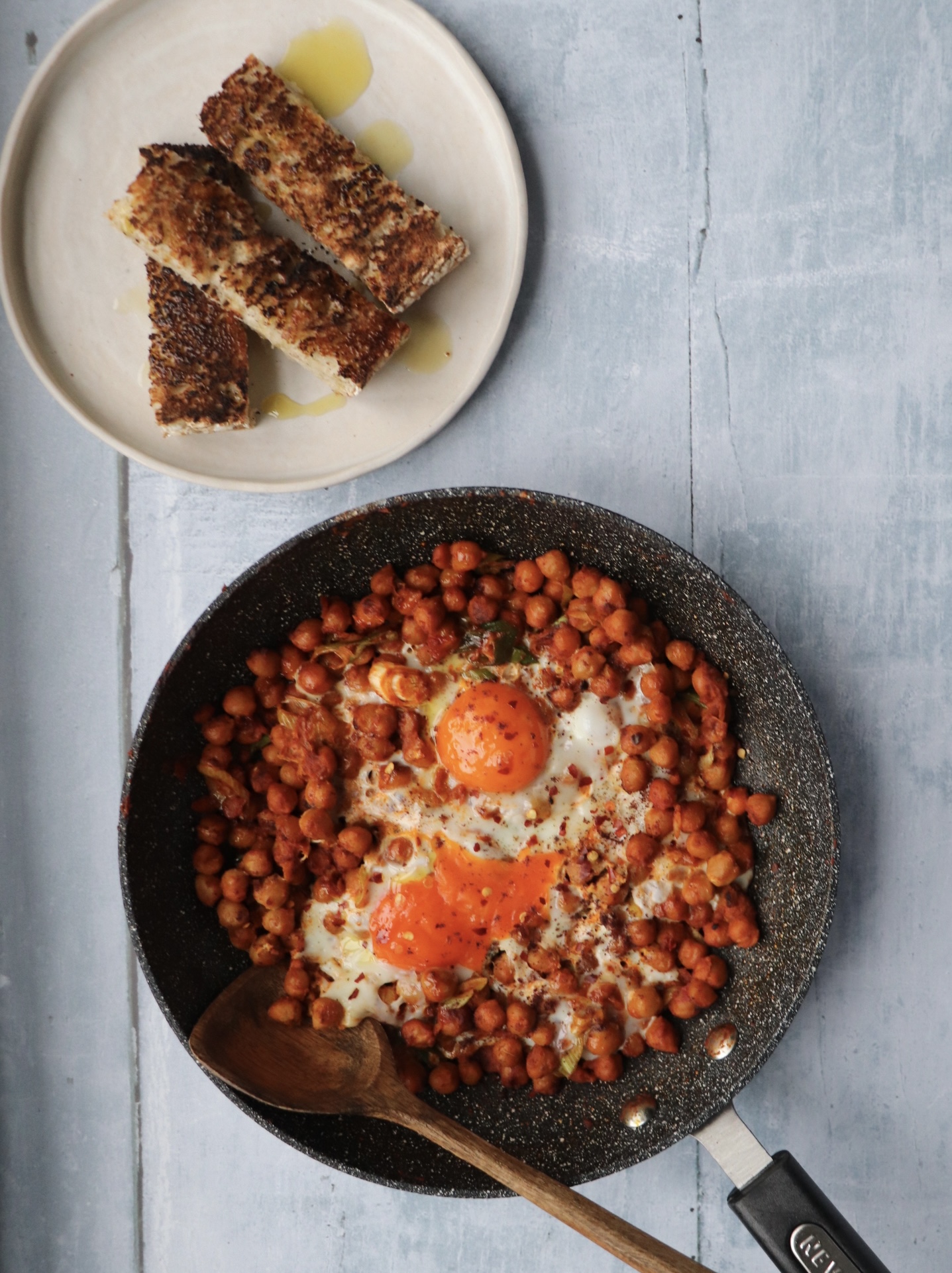 Chickpeas with baked eggs